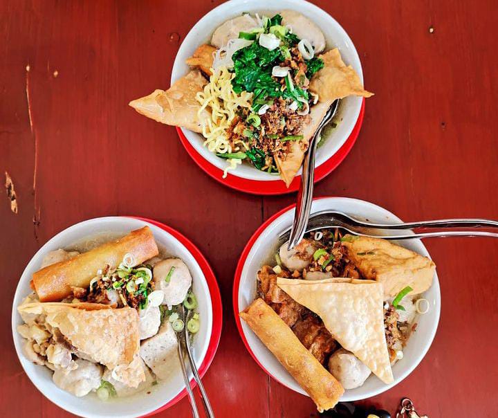 Bakso Malang Mangkok Emak di Jl. Jend. Sudirman, Kelurahan Sempur, Kecamatan Bogor Tengah, Kota Bogor, Jawa Barat 16121.