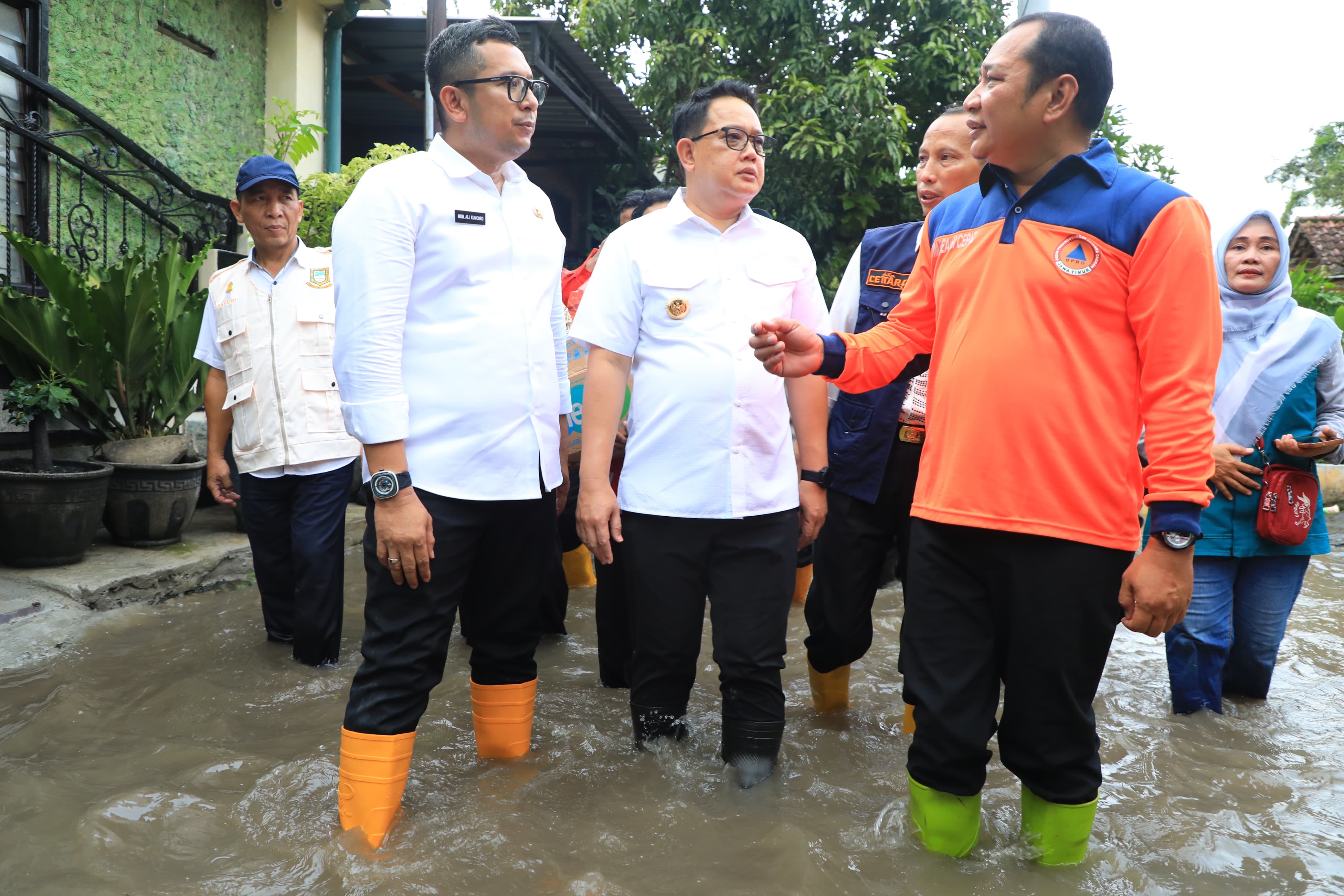 Penjabat (Pj) Gubernur Jawa Timur Adhy Karyono mengimbau kepada segenap masyarakat di Jawa Timur untuk meningkatkan kewaspadaan dan kesiapsiagaannya, terhadap bencana Hidrometeorologi.