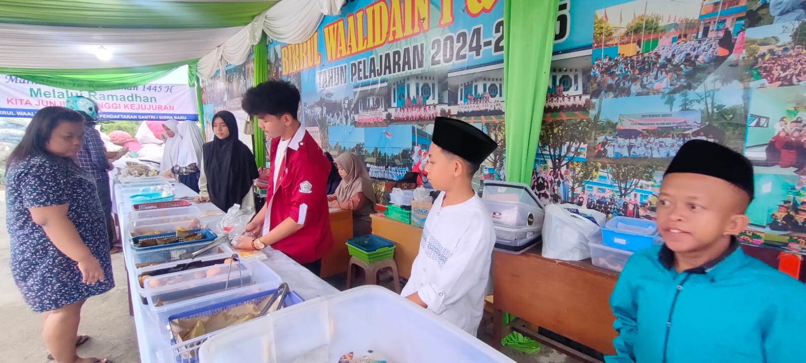 Tempat aneka jajanan berbuka puasa dalam Bazar Ramadan X Birrul Waalidain. Foto: Arifal/Radar Bogor