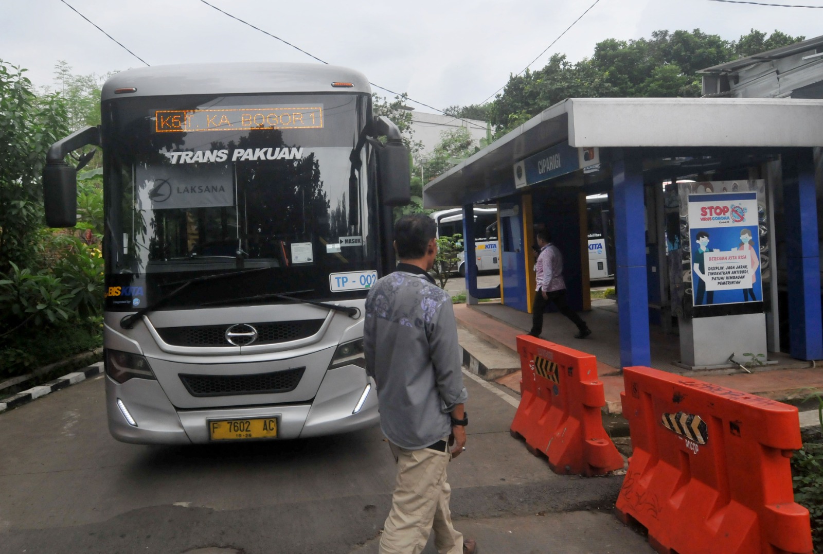 Penumpang Biskita di Koridor Ciparigi, Kota Bogor, Jawa Barat.