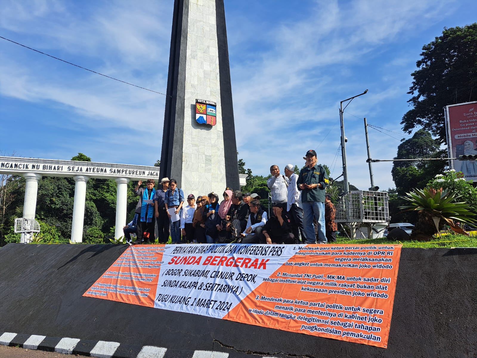 Puluhan budayawan yang mengatasnamakan diri sebagai Sunda Bergerak menggelar aksi demonstrasi di Tugu Kujang Kota Bogor pada Jumat (1/3/2024)﻿. REKA/RADAR BOGOR
