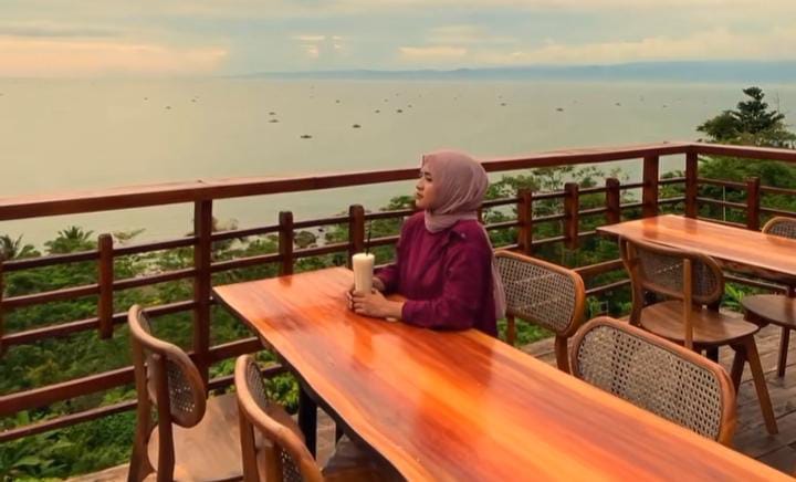 Bukit Sunset Hill, yang berlokasi di Jalan Geopark Ciletuh, Kampung Cisantri, Desa Sangrawayang, Kecamatan Simpenan, Kabupaten Sukabumi. Jawa barat.