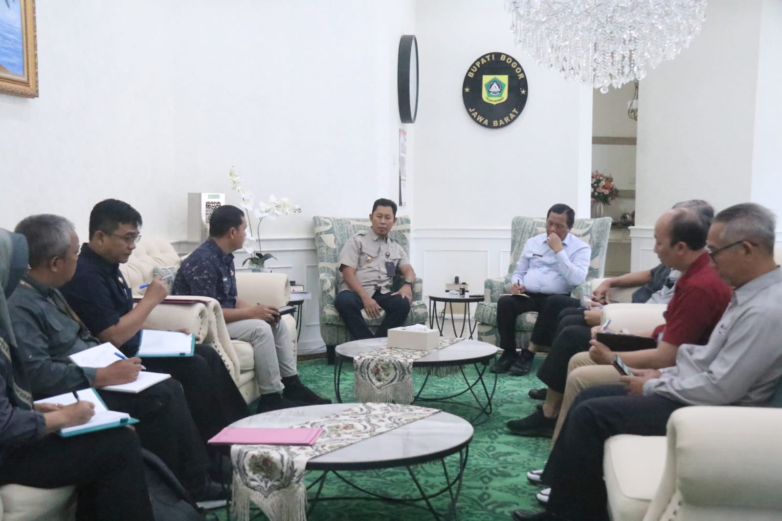 Pj Bupati Bogor Asmawa Tosepu didampingi Plh. Sekretaris Daerah Kabupaten Bogor Suryanto Putra, Pimpin Rapat Penataan dan Kebersihan Lingkungan Kawasan Perkotaan Cibinong, yang berlangsung di Ruang Rapat Bupati Bogor, Selasa (19/3/2024).