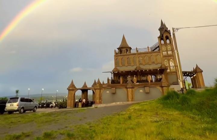Castle Cafe yang berada di Jl. Raya Sukatani, Desa Cisalada, Kecamatan Jatiluhur, Kabupaten Purwakarta, Jawa Barat.