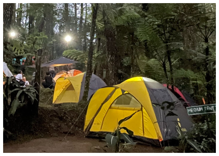 Curug Batu Gede Cisuren Camping Ground yang berada di Desa Tugu Utara, Kecamatan Cisarua, Kabupaten Bogor, Jawa Barat 16750.