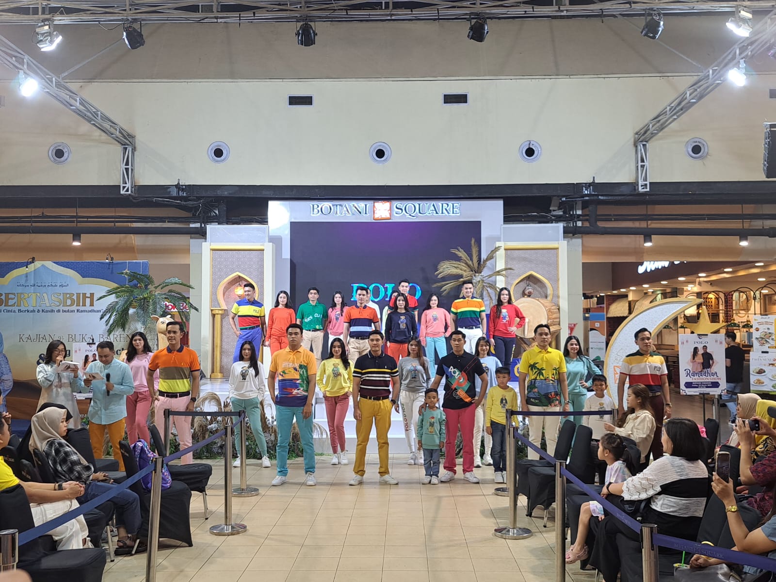 Brand fashion ternama POLO memamerkan sejumlah koleksi-koleksi barunya pada event fashion show di Botani Square Mall, Kota Bogor pada Jumat (22/3/2024). REKA/RADAR BOGOR