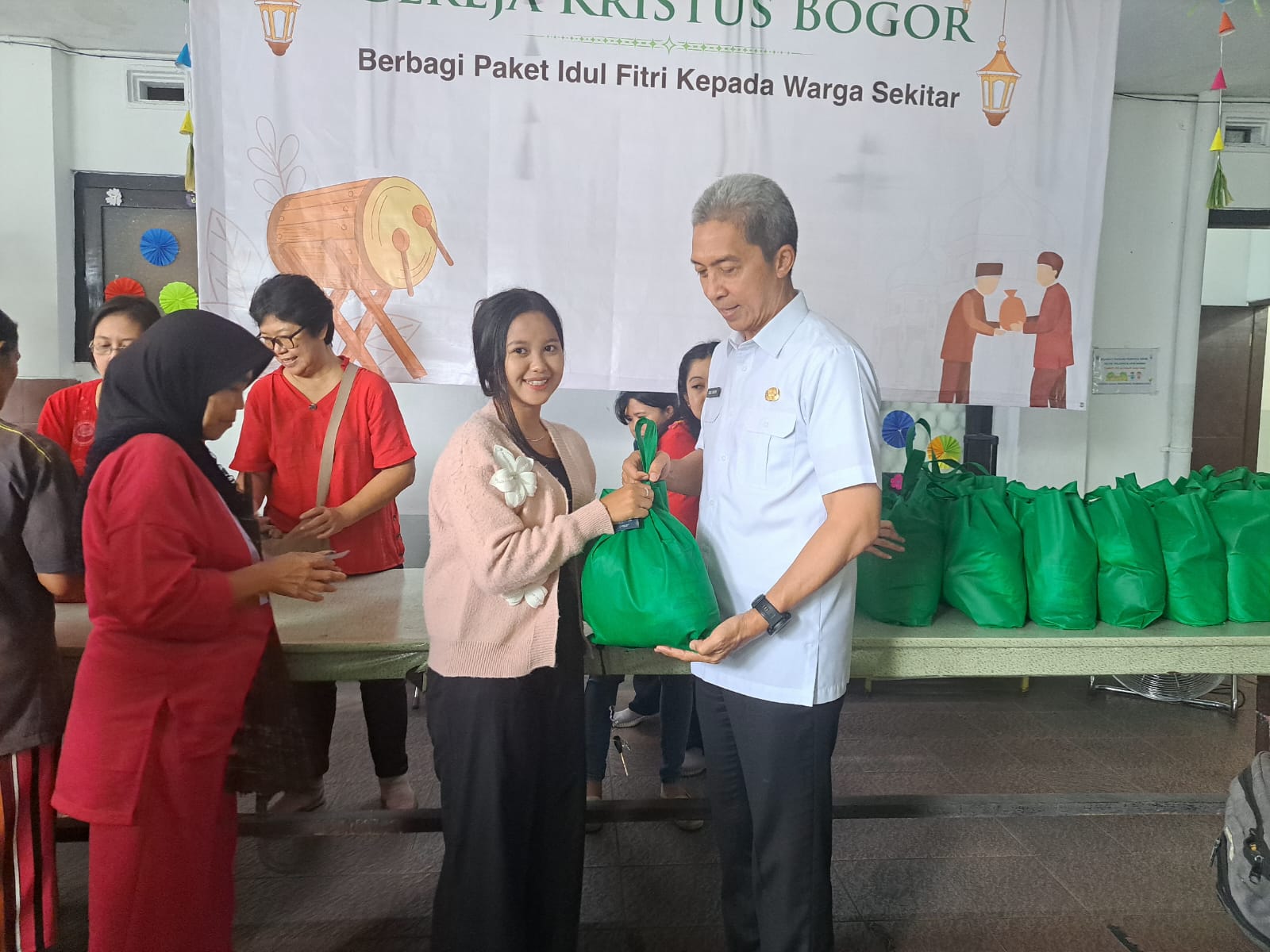 program Berbagi Paket Lebaran yang digelar Gereja Kristus Bogor pada Rabu (27/3/2024). Sebanyak 300 keluarga menerima paket sembako dan baju baru yang diberikan oleh pengurus gereja. FOTO : REKA/RADAR BOGOR