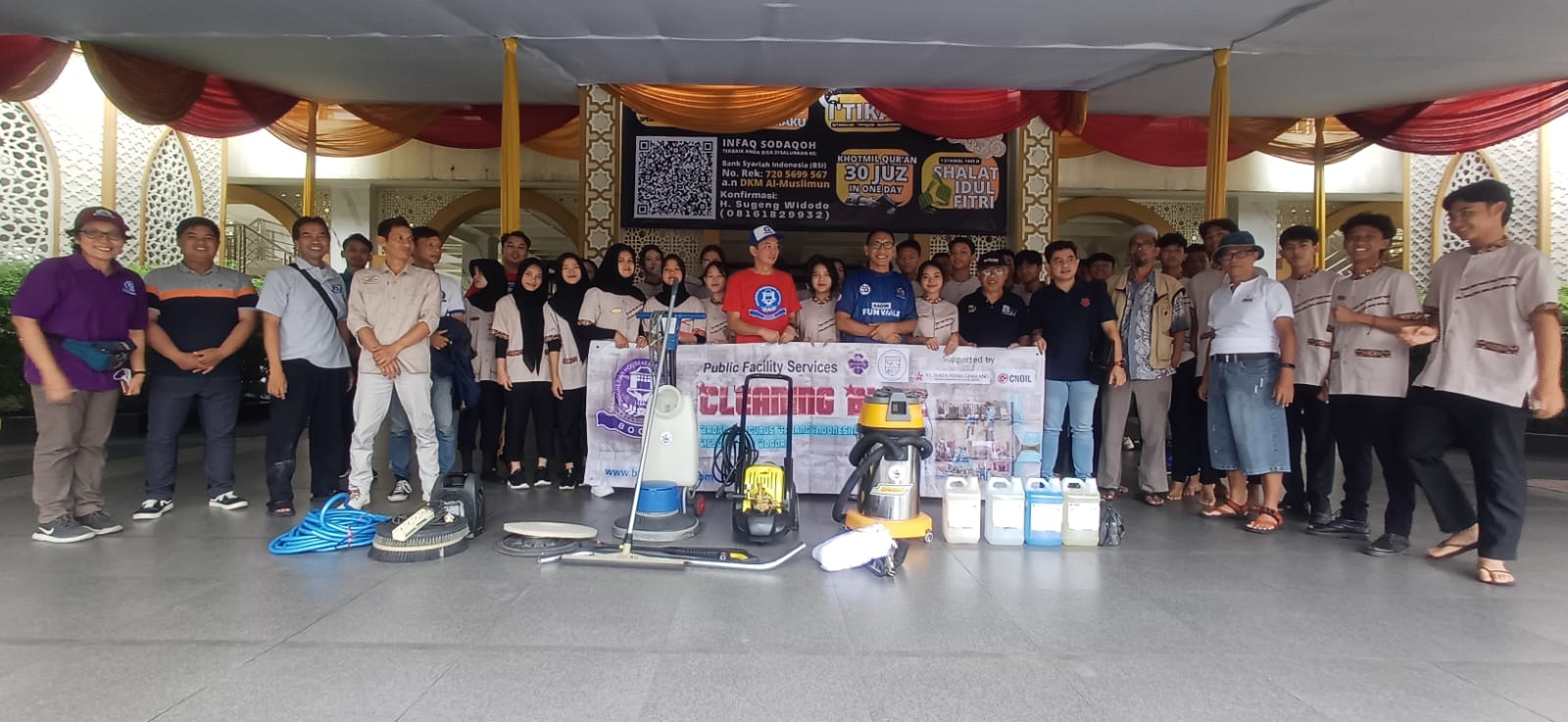 Puluhan anggota Indonesian House Keepers Association atau IHKA Badan Pimpinan Cabang (BPC) Bogor melakukan aksi bersih-bersih masjid di Kota Bogor. ﻿