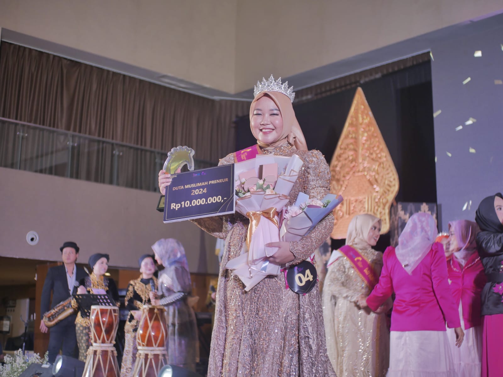 Mahasiswa IBI Kesatuan Annisa Muslimah berhasil menyabet juara 1 Duta Muslimah Preneur 2024 Tingkat Nasional yang diselenggarakan Ikatan Pengusaha Muslimah Indonesia (IPEMI) dengan usaha Ann Modesty Fashion & Citra Indonesia Jaya (Cindoya) miliknya.