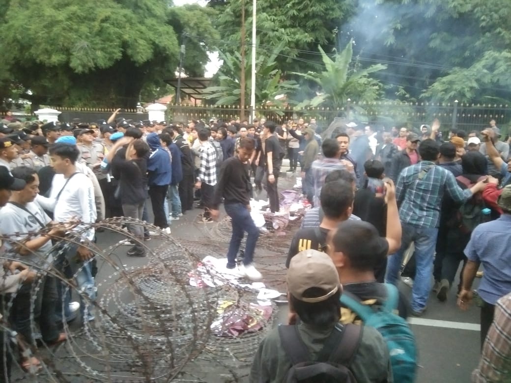 Puluhan mahasiswa unjuk rasa menyampaikan ada enam tuntutan yang disuarakan pada saat aksi, di Jalan Ir. H. Juanda, tepatnya di depan Gereja GPIB Zebaoth Bogor, Kecamatan Bogor Tengah, Kota Bogor, pada Rabu (6/3/2024) sore. Dede/Radar Bogor