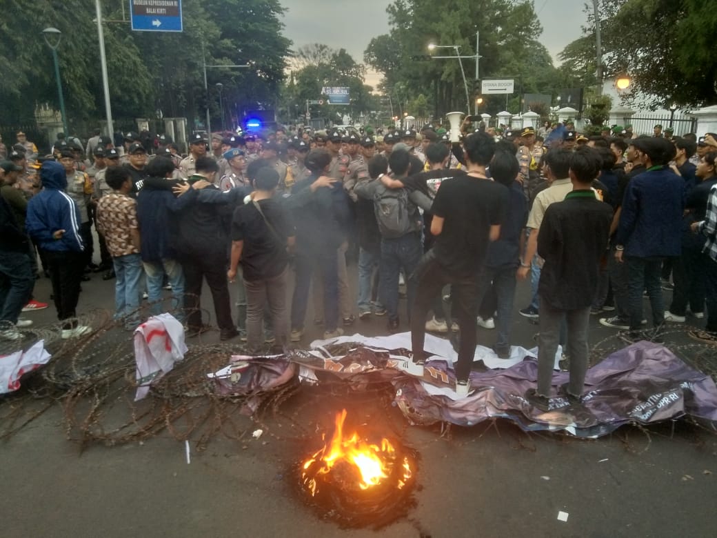Puluhan mahasiswa dari berbagai kampus yang ada di Bogor Raya menggelar aksi unjuk rasa di Jalan Ir. H. Juanda tepatnya di depan Gereja GPIB Zebaoth Bogor. Sofyansyah/Radar Bogor