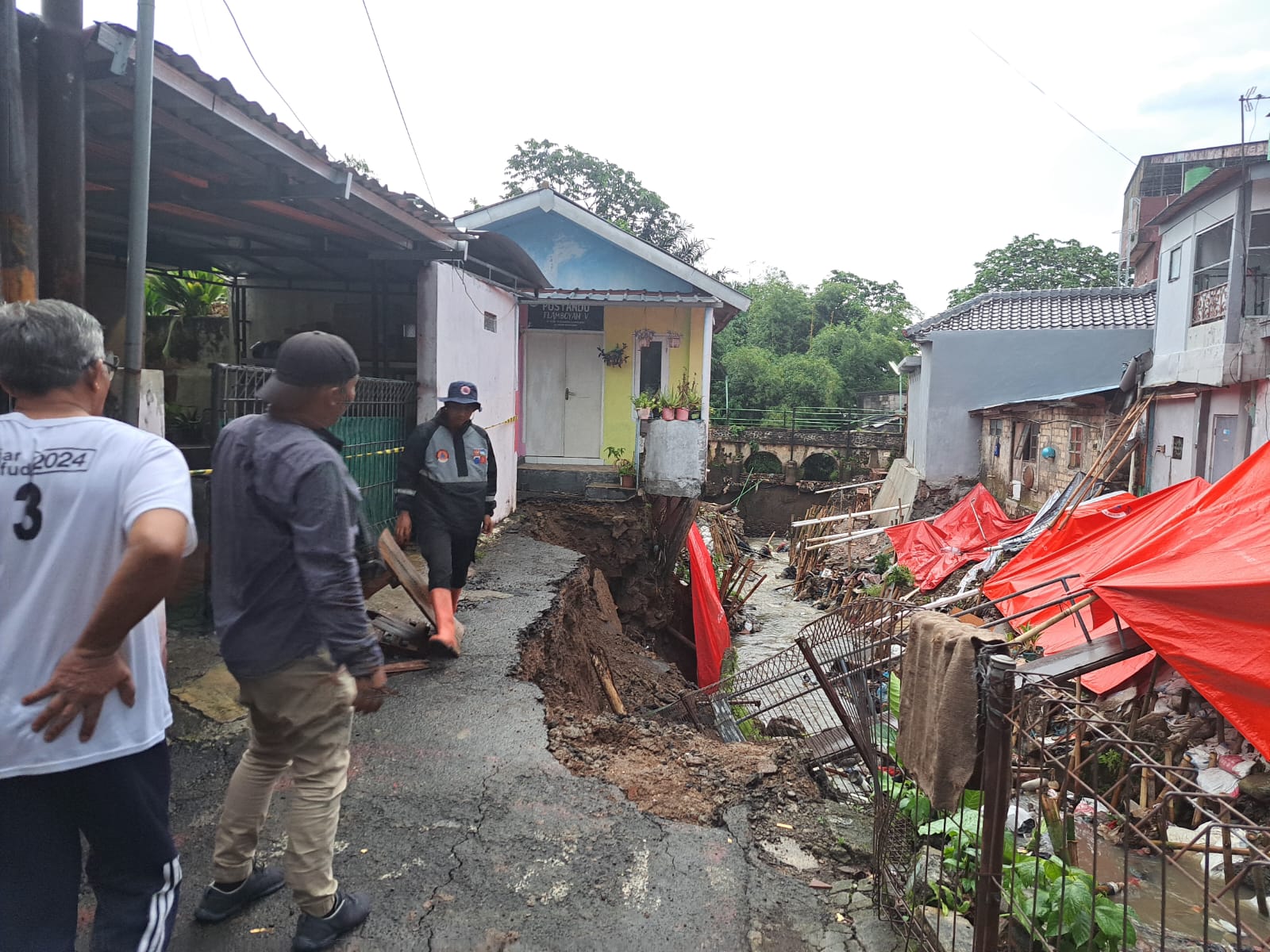 Longsor di Bogor, tepatnya di Gang Makam, Cilendek Barat. Fatur/Radar Bogor