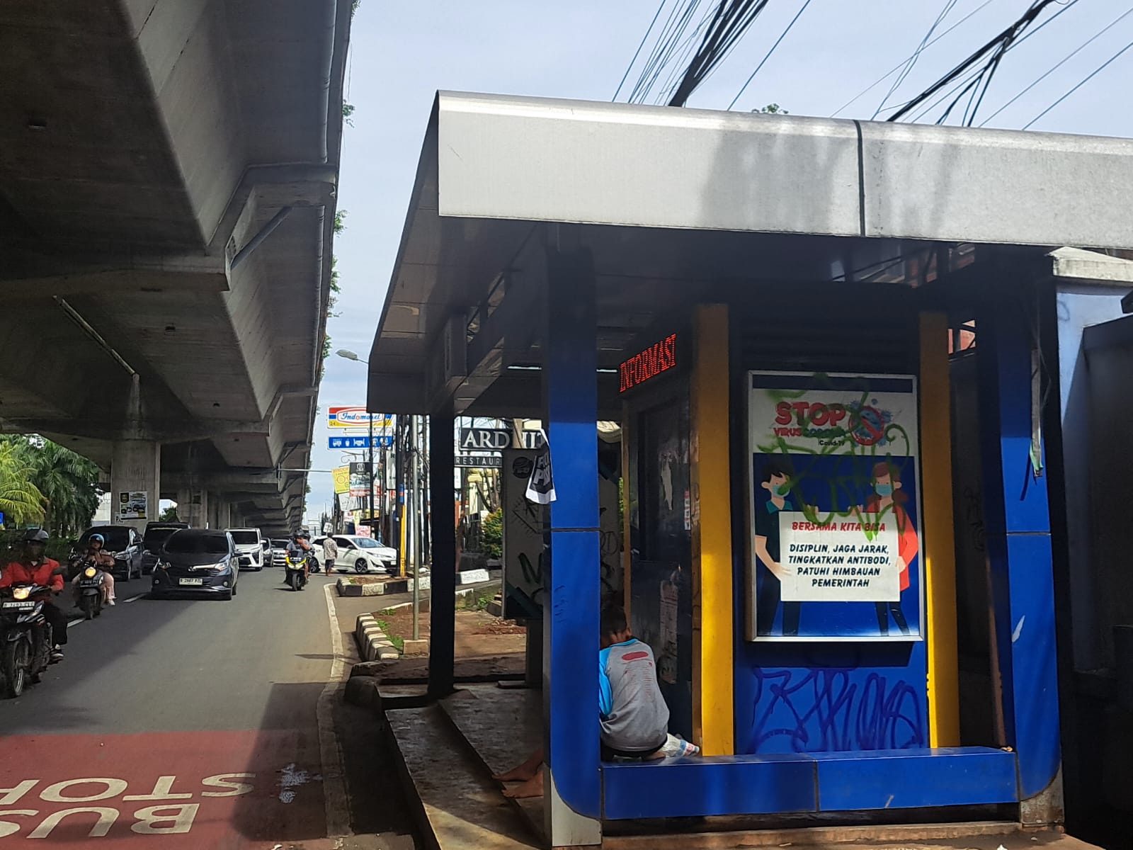 Perilaku vandalisme dari oknum tak bertanggung jawab dan minimnya pemeliharaan membuat sejumlah Shelter Biskita Transpakuan di Kota Bogor tampak kumuh. Fatur/Radar Bogor
