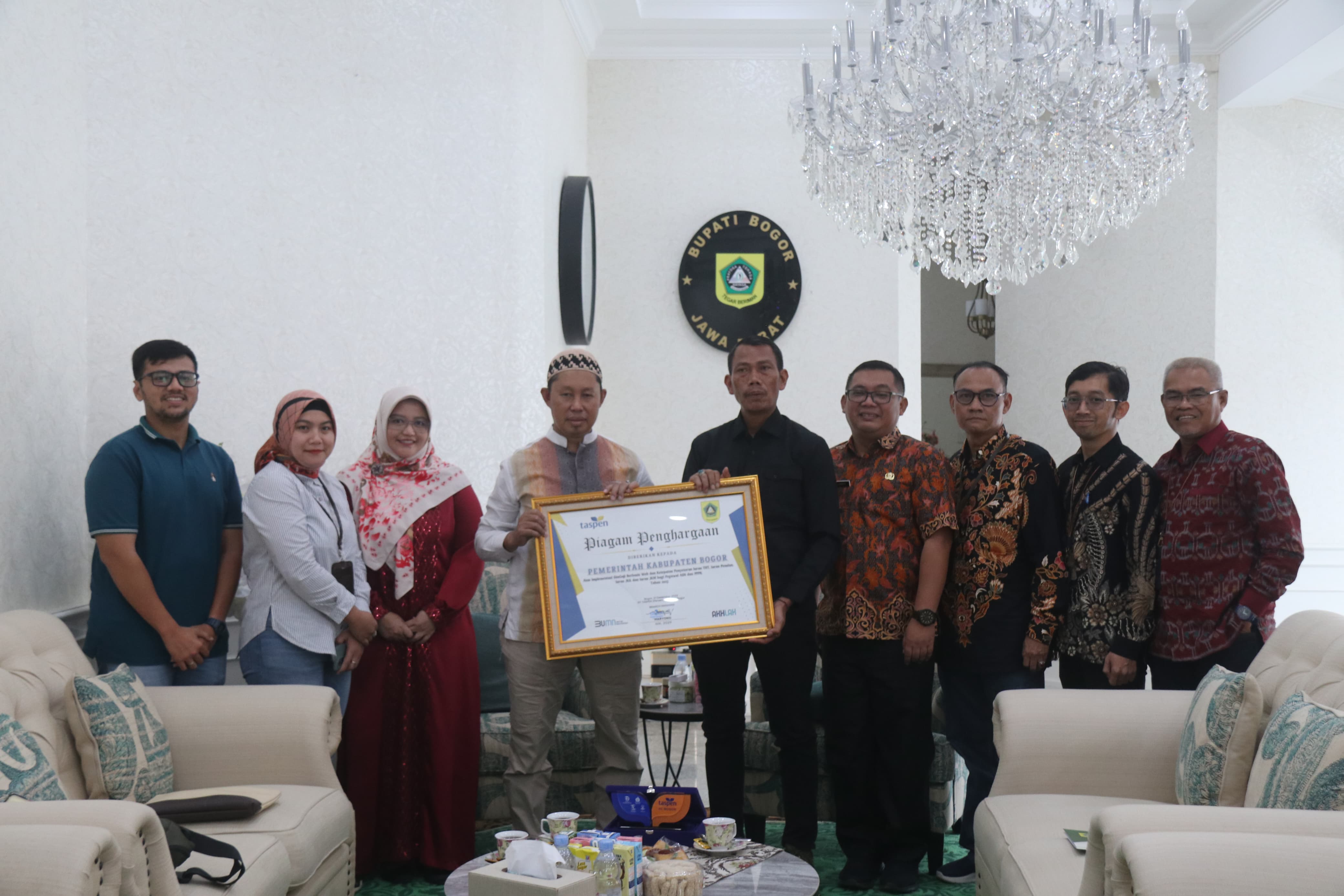 PT. Taspen Cabang Bogor memberikan Piagam Penghargaan kepada Pj. Bupati Bogor, Asmawa Tosepu, di Ruang Kerja Bupati Bogor, Jumat (8/3/2024). Fikri/Radar Bogor