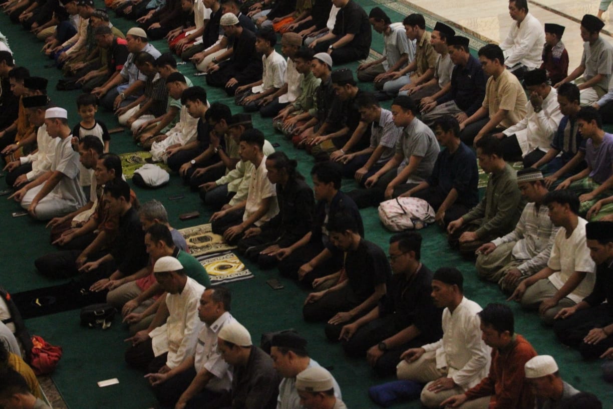 Lebih dari 200 jemaah menjalani salat tarawih perdana pada Ramadan 1445 hijriyah di Masjid Agung Kota Bogor pada Senin (11/3/2024). Sofyansyah/Radar Bogor