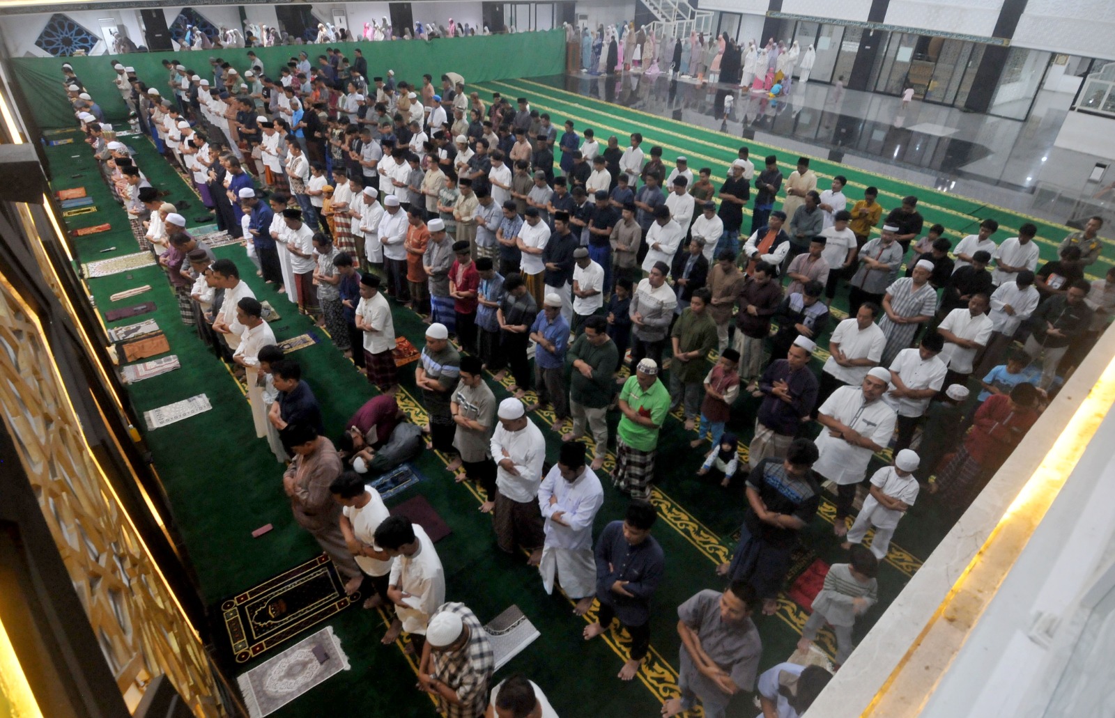 Umat Islam saat Salat Tarawih di Mesjid Baitul Faidzin, Cibinong, Kabupaten Bogor, Jawa Barat. Senin (11/3/2024). Pemerintah menetapkan hari pertama Puasa pada Selasa 12 Maret 2024. Foto : Radar Bogor / Hendi Novian