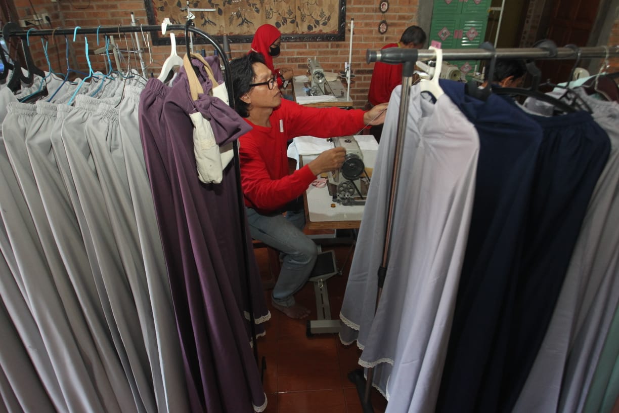 Bulan Suci Ramadan membawa keberkahan bagi Rumah Kreatif Coey. Mukena dan angpao lebaran yang diproduksi mereka laris manis. Sofyansyah/Radar Bogor