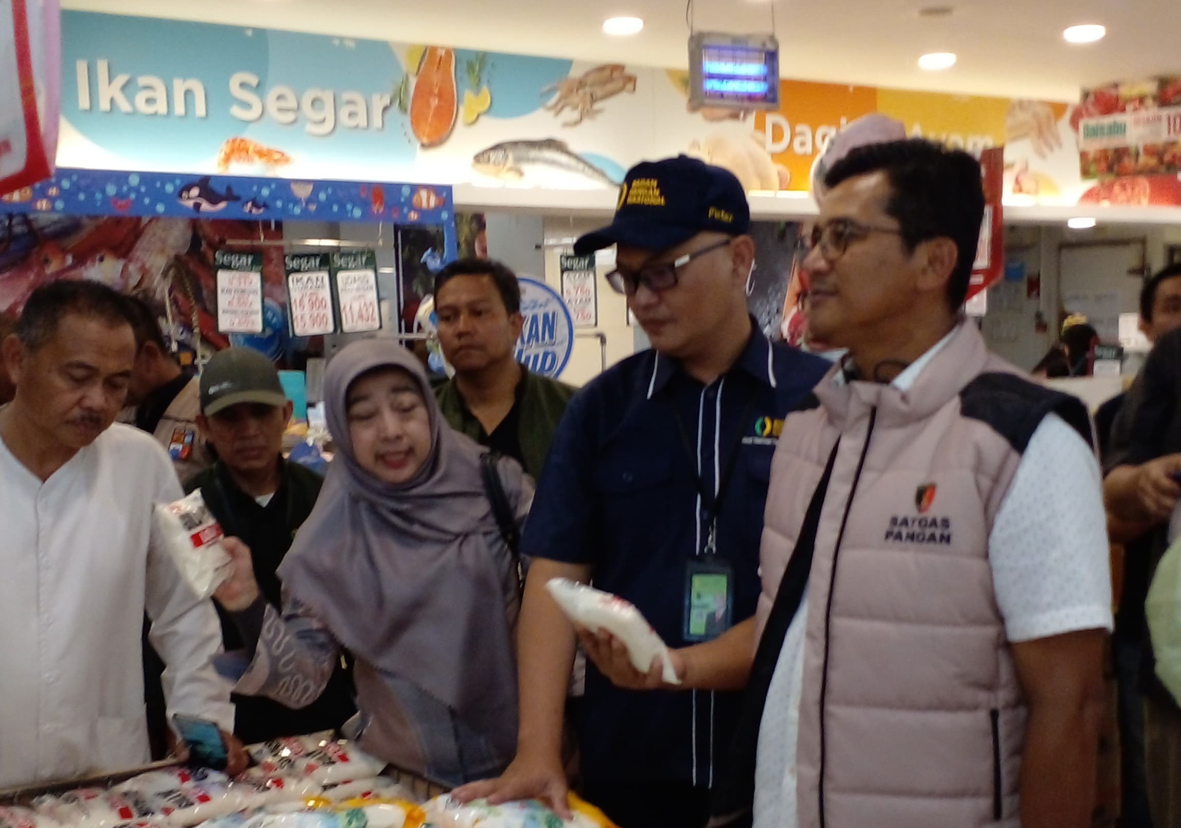 Pemerintah Kota (Pemkot) Bogor bersama tim gabungan melakukan sidak ke sejumlah pasar tradisonal dan ritel di Kota Bogor, pada Kamis (21/3).