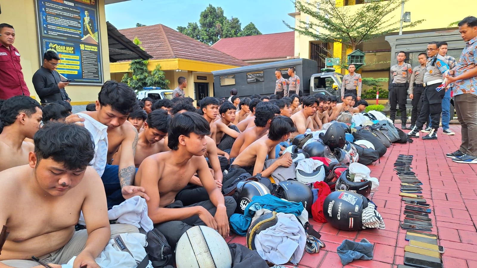 Polresta Bogor Kota mengamankan ratusan remaja dan pemuda diduga gangster, pada Jumat (22/3) sore.