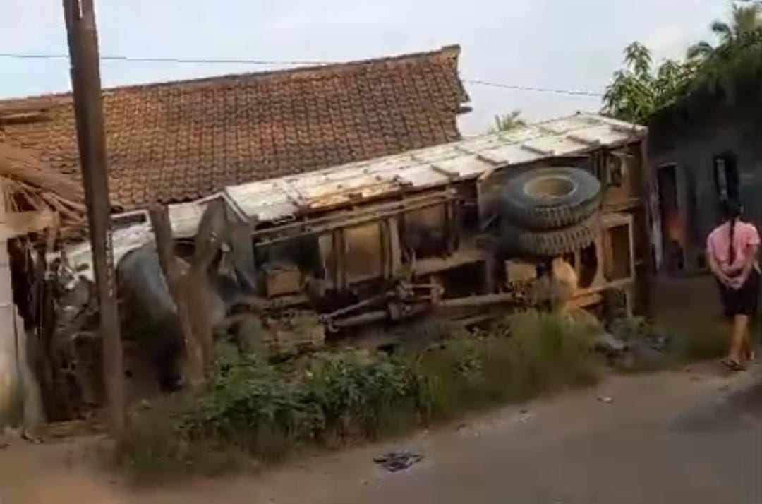Ilustrasi. Kecelakaan lalulintas yang melibatkan truk tambang di Desa Jagabaya, Kecamatan Parung Panjang, Kabupaten Bogor kembali terjadi, Jumat (22/3/2024).