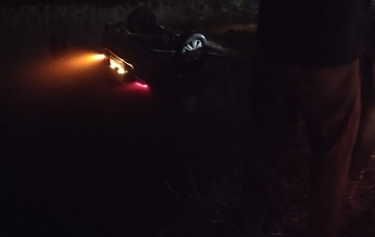 Mobil mini bus jatuh terperosok di Situ Tonjong, Kecamatan Tajur Halang, Kabupaten Bogor Jumat malam (22/3/2024).
