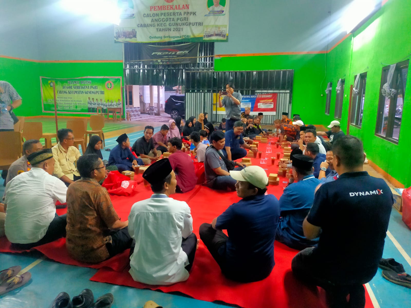 Kegiatan buka bersama dengan muspika sekaligus santunan anak yatim, yang digagas koordinator PWI Botim, Sabtu (23/3), foto: Jaenal