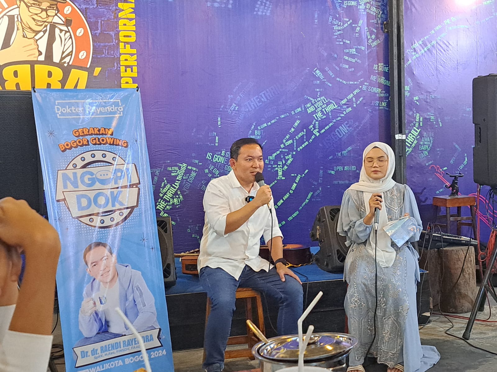 Calon Wali Kota Bogor, Raendi Rayendra atau dokter Rayendra, menggelar acara diskusi bertajuk Ngopi Dok di Kedai Abba, Kelurahan Muarasari, Kecamatan Bogor Selatan pada Sabtu (23/3/2024). Fatur/Radar Bogor