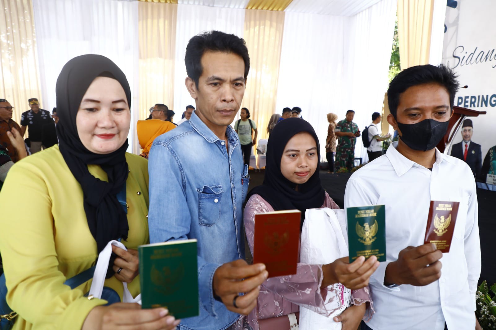 Warga tunjukan buku nikah usai ikuti Isbat Nikah Massal yang diselenggarakan Pemoab Bogor. Menurut data Kemenag setiap tahun angka pernikahan di Kabupaten Bogor mencapain30 ribu pasangan. Foto : Radar Bogor / Hendi Novian