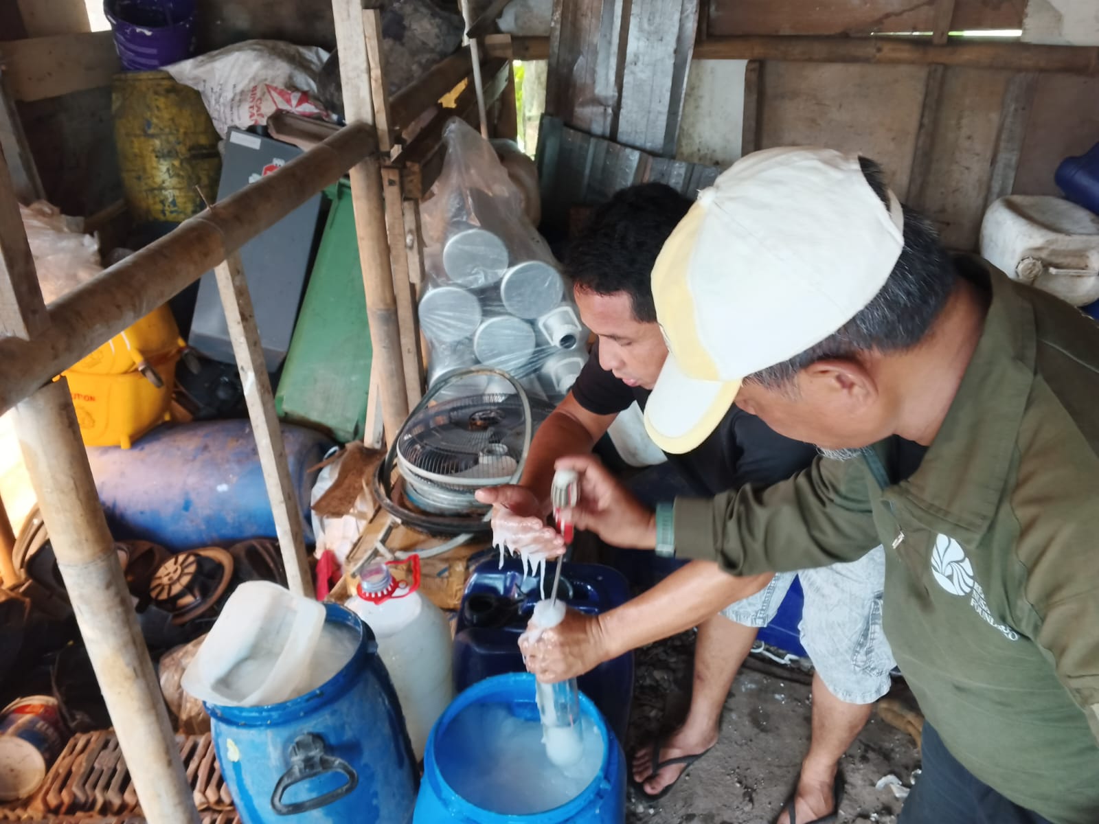 Tim gabungan Pemerintah Kota (Pemkot) Bogor langsung melakukan investigasi mencari penyebab adanya busa di aliran Sungai Ciliwung.