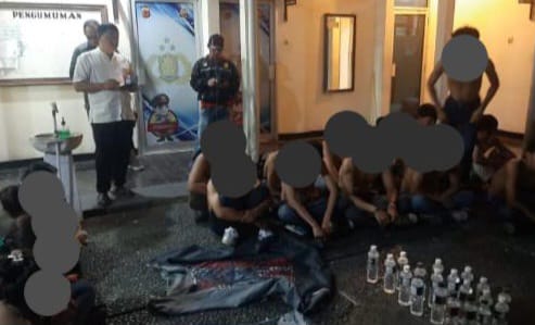 Polsek Ciawi mengamankan puluhan anak-anak muda yang tengah pesta miras (minuman keras), di Lapangan Bola Desa Citapen, Ciawi.