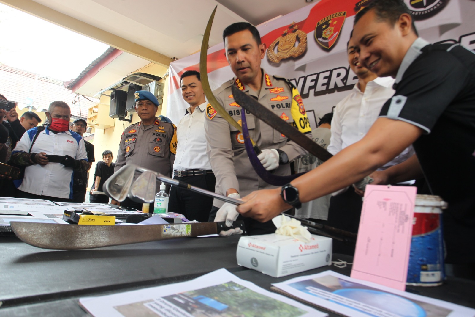 ILUSTRASI: Kapoltesta Bogor Kota Kombes Pol Bismo Teguh Prakoso menunjukkan barang bukti penangkapan pemuda yang akan tawuran.