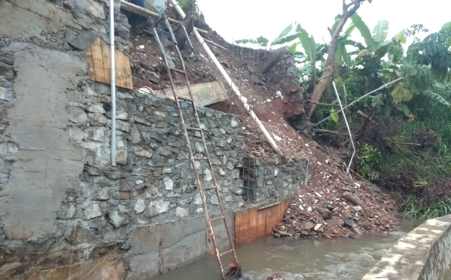 Banjir di Kemang, tepatnya di Desa Pondok Udik, Kecamatan Kemang, Kabupaten Bogor, disebabkan ambruknya tembok penahan tanah (TPT) di sana. Arifal/Radar Bogor