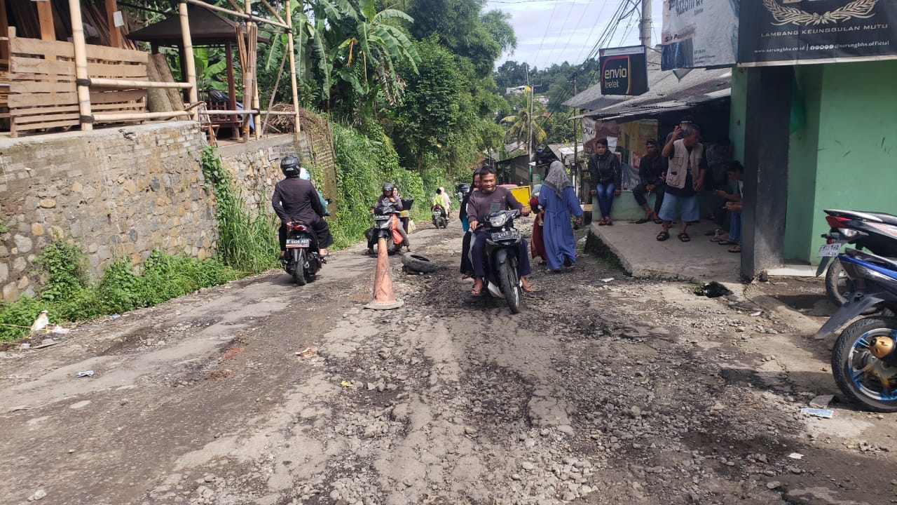Ketua Komisi III DPRD Kabupaten Bogor, Tuti Alawiyah ultimatum Dinas PUPR Kabupaten Bogor terkait mangkraknya pembangunan Jalan Cikereteg-Pancawati, Caringin. Septi/Radar Bogor