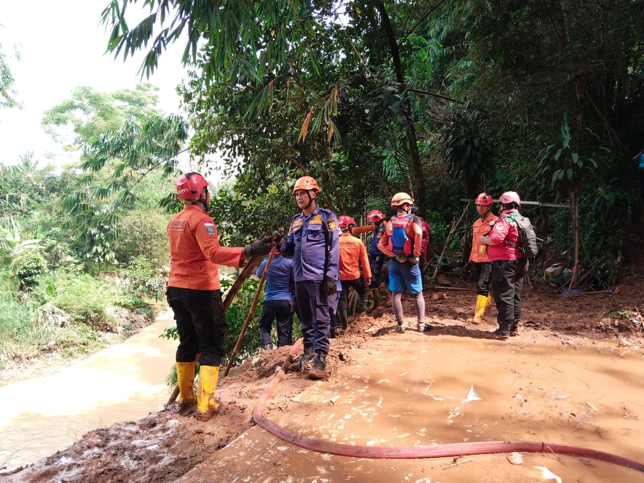 Petugas mencari korban longsor di Kampung Babakan Rawa Haur, Sentul, Kabupaten Bogor, Jawa Barat. Senin (25/3/2024). Foto : Radar Bogor / Hendi Novian