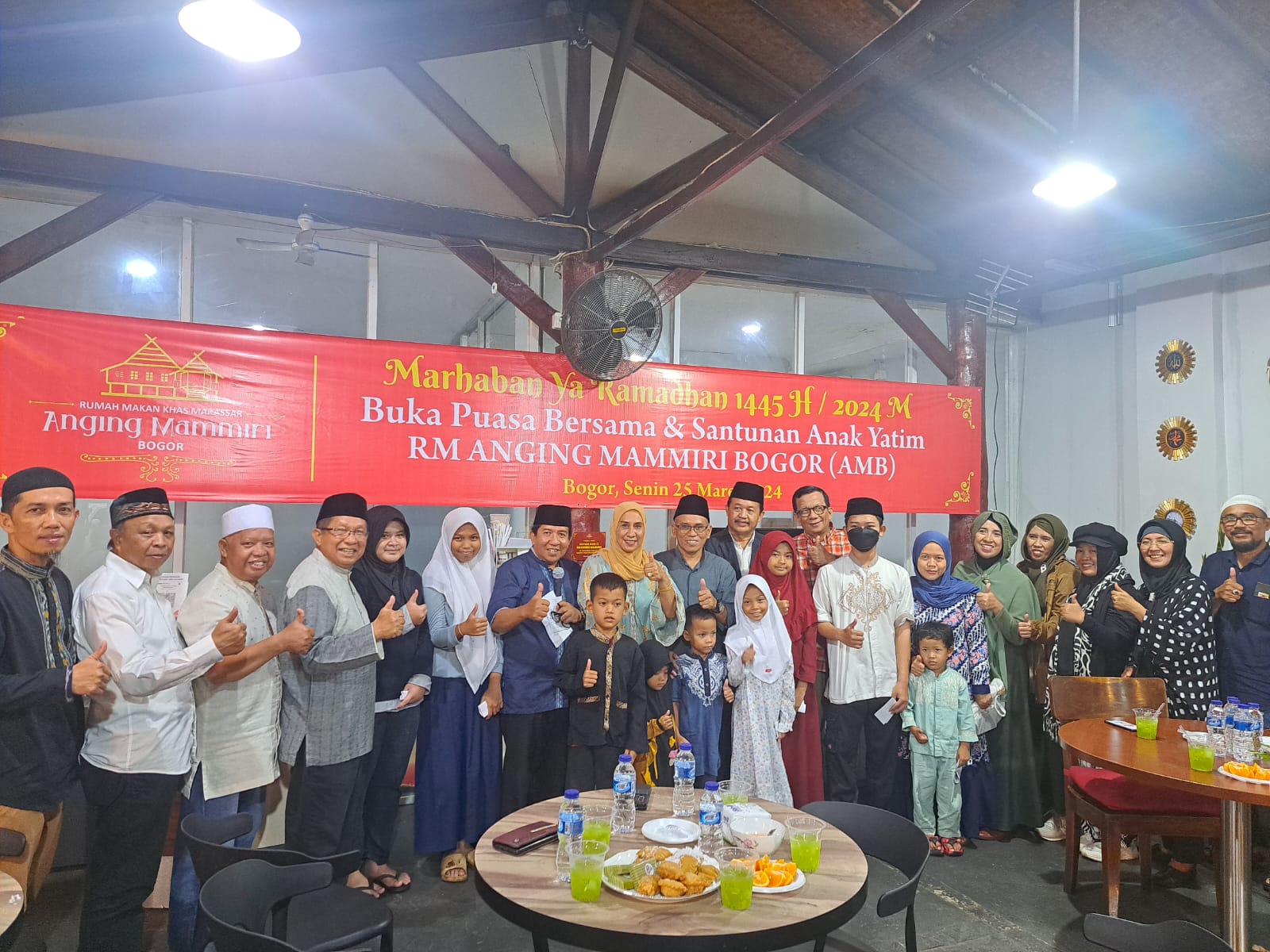 Rumah Makan Anging Mammiri Bogor (RM AMB) menggelar silaturahmi dan buka puasa bersama, dengan puluhan warga Sulawesi Selatan, sekaligus santunan anak yatim, pada Senin (25/3/2024). Fatur/Radar Bogor