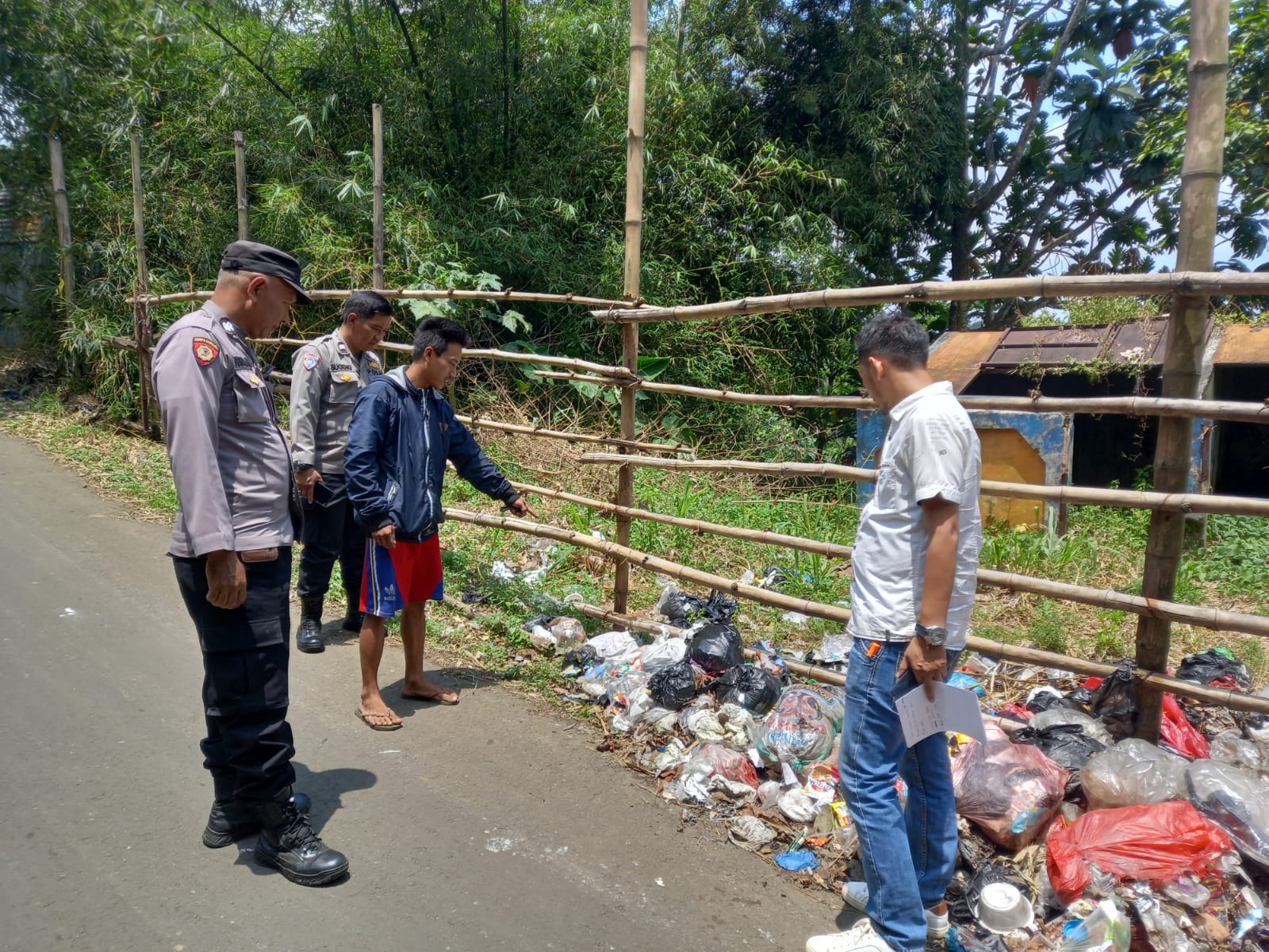 Warga Caringin dibuat geger penemuan sesosok bayi laki-laki di Kampung Pasir Muncang, Desa Pasir Muncang pada Selasa, (26/3) dini hari.