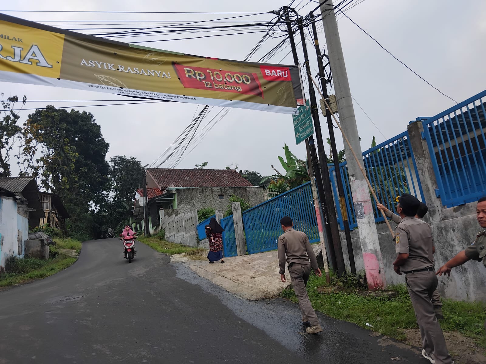 Marak spanduk ilegal di Kecamatan Tamansari. Seperti di Jalan Raya Ciapus - Tamansari, aparat Satpol PP setempat menertibkan spanduk tidak berizin tersebut. Septi/Radar Bogor