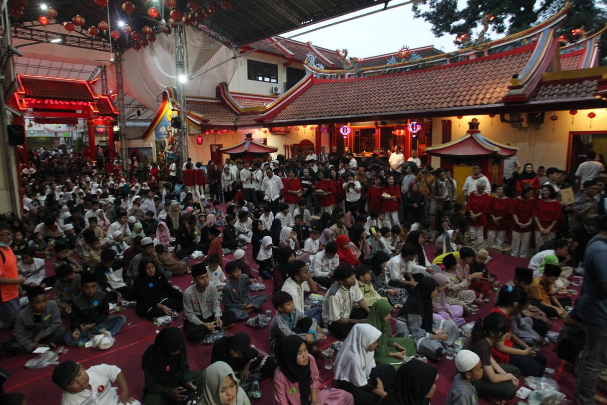 Yayasan Vihara Dhanagun menggelar buka puasa bersama dan santunan pada 400 lebih anak yatim Kota Bogor, Rabu (27/4/2023). Sofyansyah/Radar Bogor