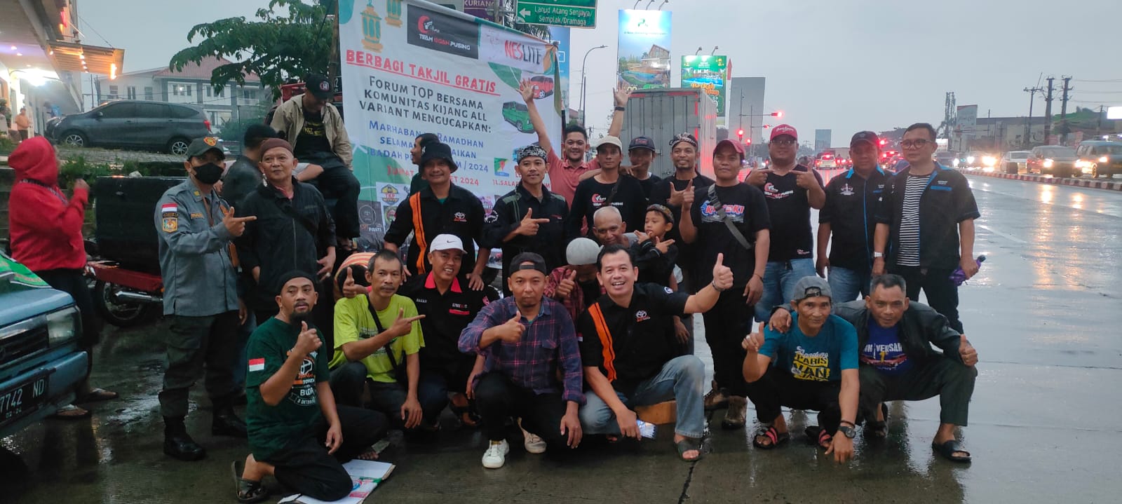 Hujan yang turun Jumat sore (29/3/2024) tak menyurutkan Forum TOP (Team Ogah Pusing) untuk berbagi takjil gratis