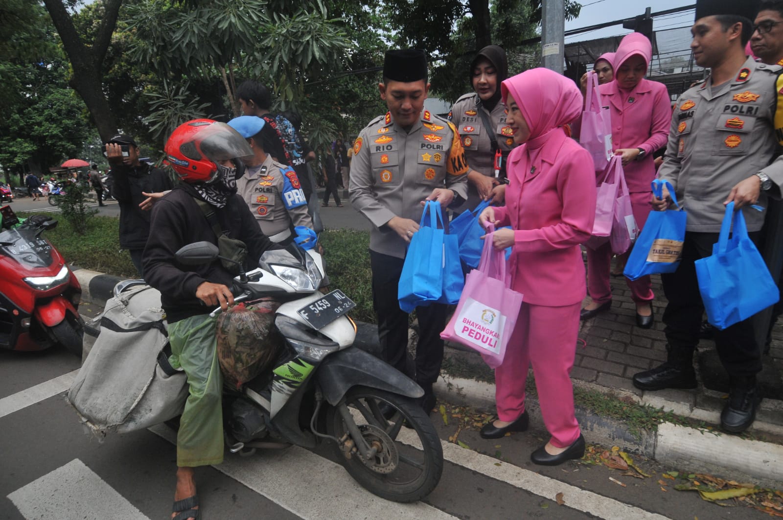 Polres Bogor membagikan takjil gratis untuk masyarakat. Kegiatan ini digelar di depan Mapolres Bogor, Cibinong, Jumat (29/3/2024). Hendi/Radar Bogor