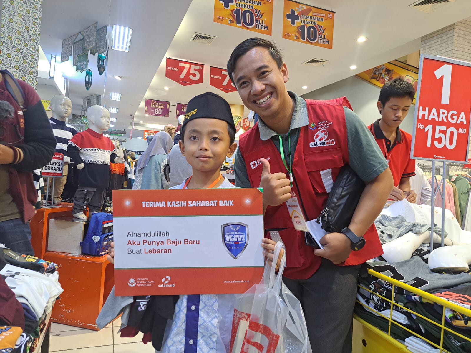 Salamaid mengajak ratusan anak yatim belanja baju lebaran di Departemen Store Ramayana Yogya Jalan Baru. FOTO : REKA RADAR BOGOR