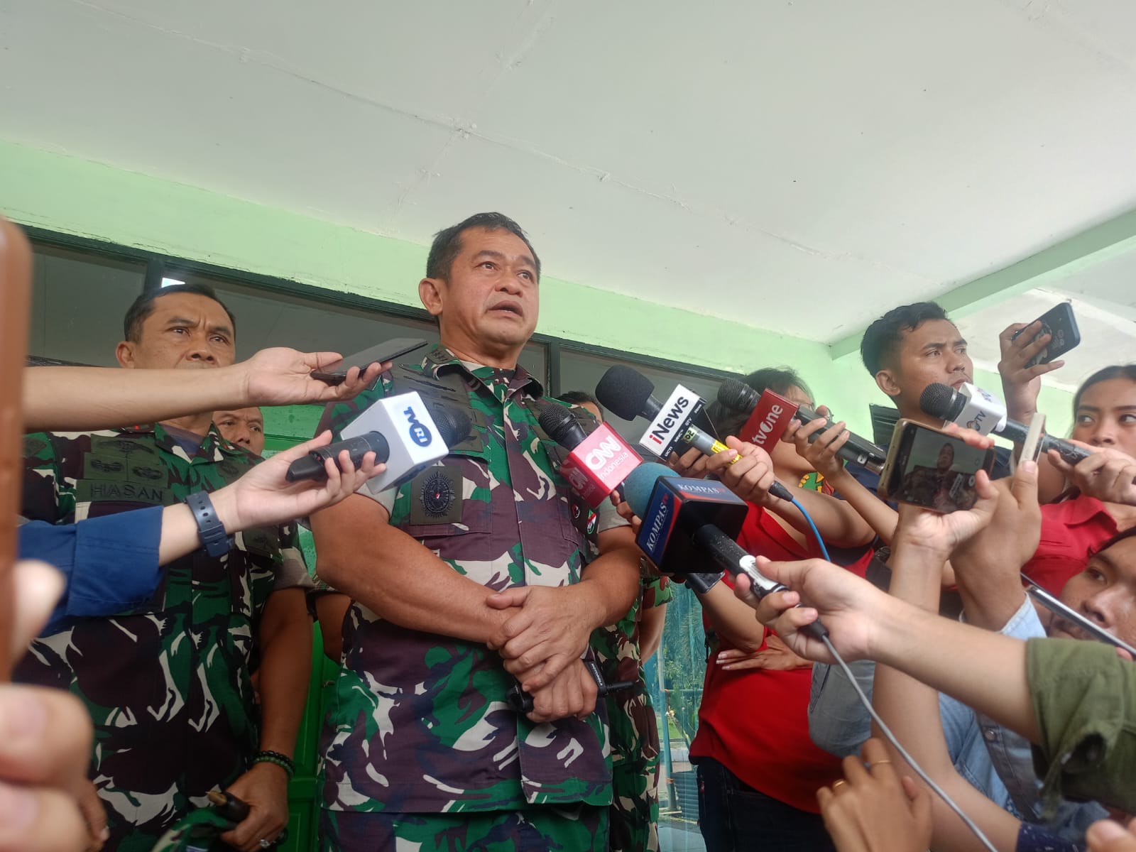KSAD Jenderal Maruli Simanjuntak saat melihat dampak ledakan gudang amunisi. Jaenal/Radar Bogor