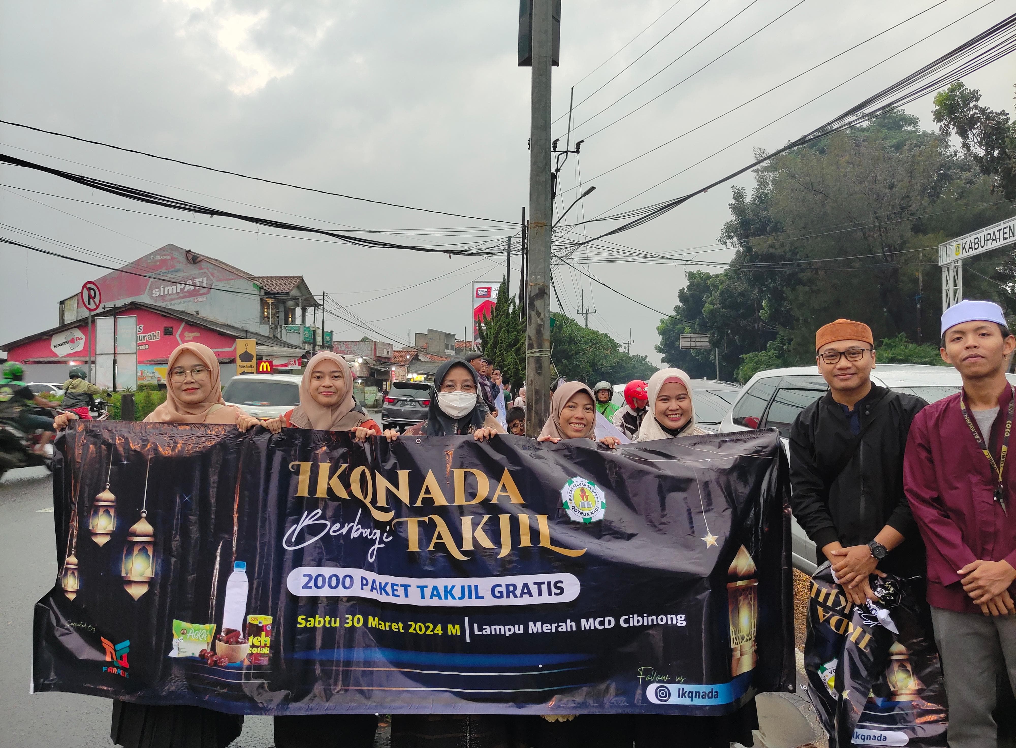 Pembagian takjil gratis oleh katan Keluarga Besar Qotrun Nada ke pengendara. (IST)