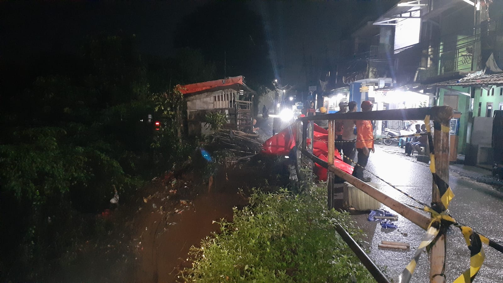 Hujan deras yang mengguyur Kota Bogor menyebabkan tanah longsor di Jalan Raya Cilebut RT 001/003, Kelurahan Sukaresmi, Kecamatan Tanah Sareal, Kota Bogor, pada Sabtu (30/4/2024).
