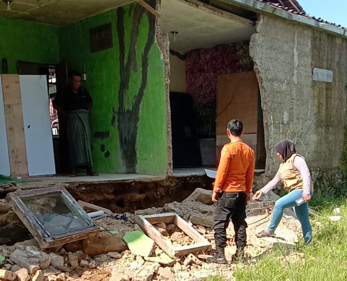 Akibat intesitas hujan tinggi, sejumlah rumah warga Ciawi ambruk, tepatnya di Desa Cileungsi. Beruntung tidak ada korban jiwa dalam peristiwa tersebut.