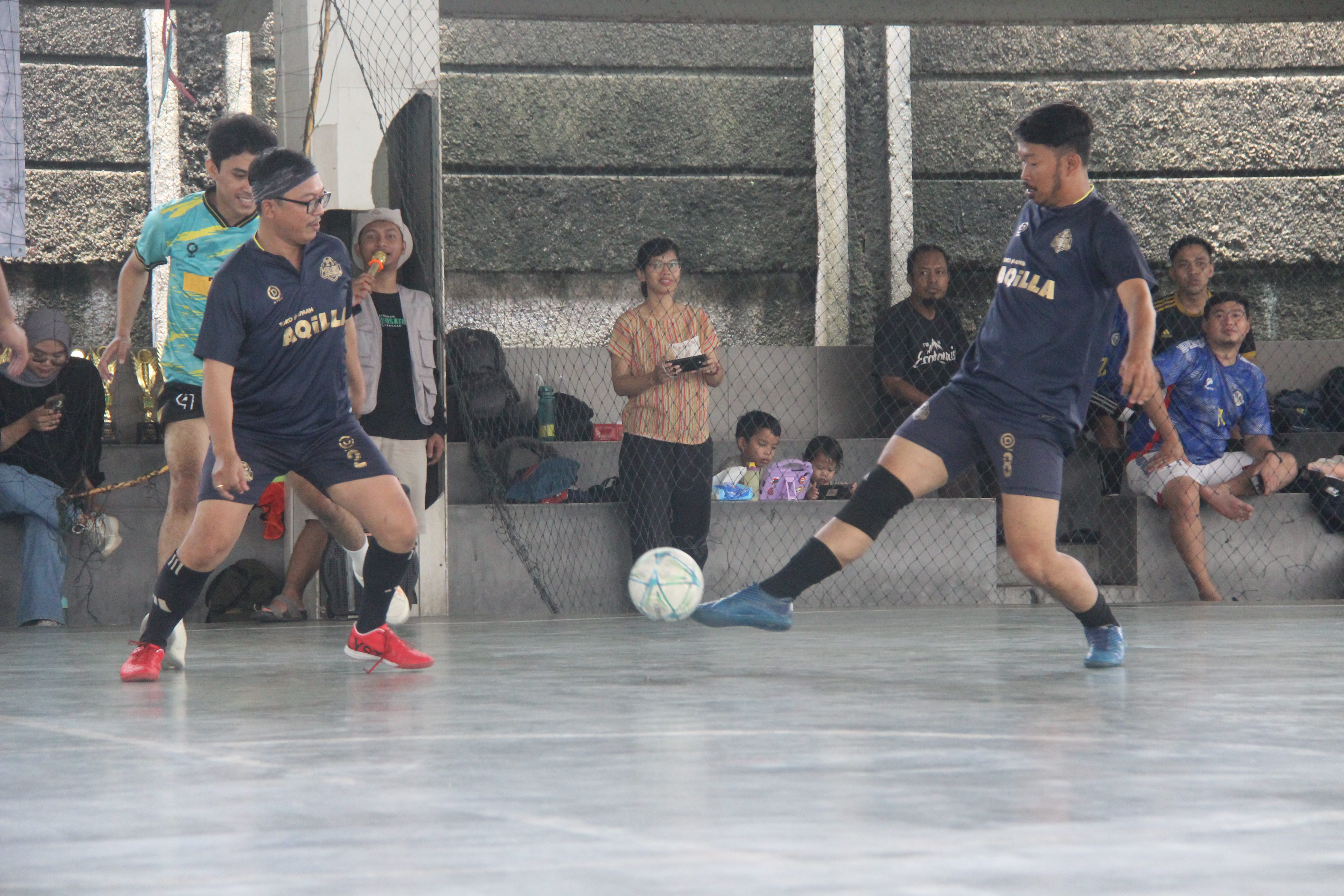 Perhelatan tahunan EKW Cup berlangsung seru. Alumni berjaya di cabang olahraga ganda putra badminton dan mahasiswa berjaya di permainan mobile legend. ﻿