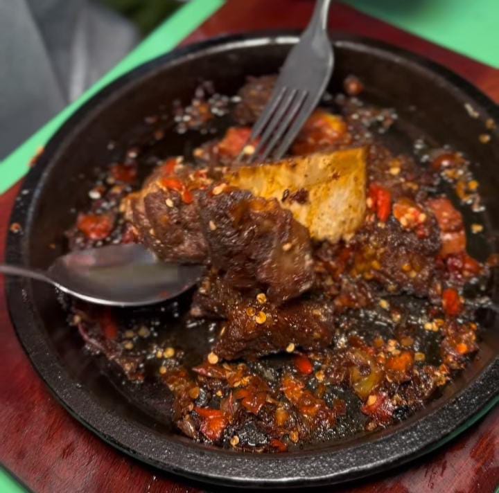 Resto Iga Bakar Loka Laku ini berlokasi di Jl. Pajajaran Indah V No.29, RT.01/RW.11, Kelurahan Baranangsiang, Kecamatan Bogor Timur, Kota Bogor, Jawa Barat 16143.