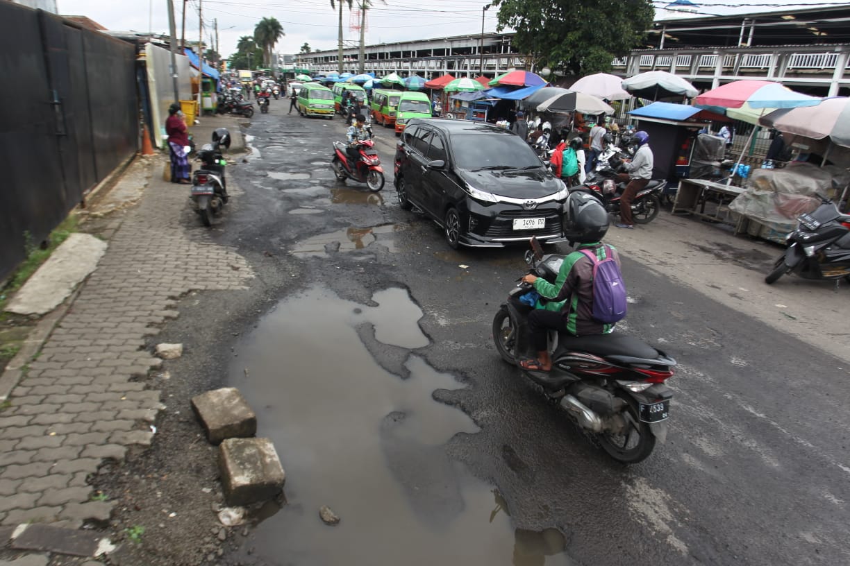 Kondisi Jalan Mayor Oking samping Stasiun Bogor yang rusak. SOFYANSYAH/RADAR BOGOR