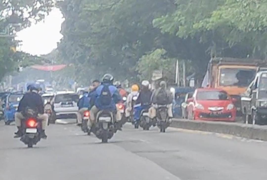Sekelompok pelajar mengenakan sepeda motor ugal-ugalan di jalan Raya Kemang, Kecamatan Kemang, Selasa siang (5/2/2024).