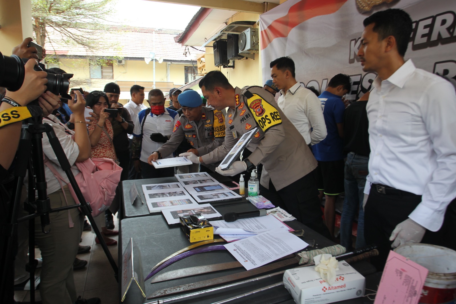 Kapolres Bogor Kombes Pol. BismoTeguh Prakoso dan Jajaran Satreskrim Polresta  Bogor Kota sedang memperlihatkan barang bukti judi online saat press rillis di Mako Polresta Jalan Kapten Muslihat kota Bogor, Senin (25/3/2024), foto : sofyansyah / Radar Bogo